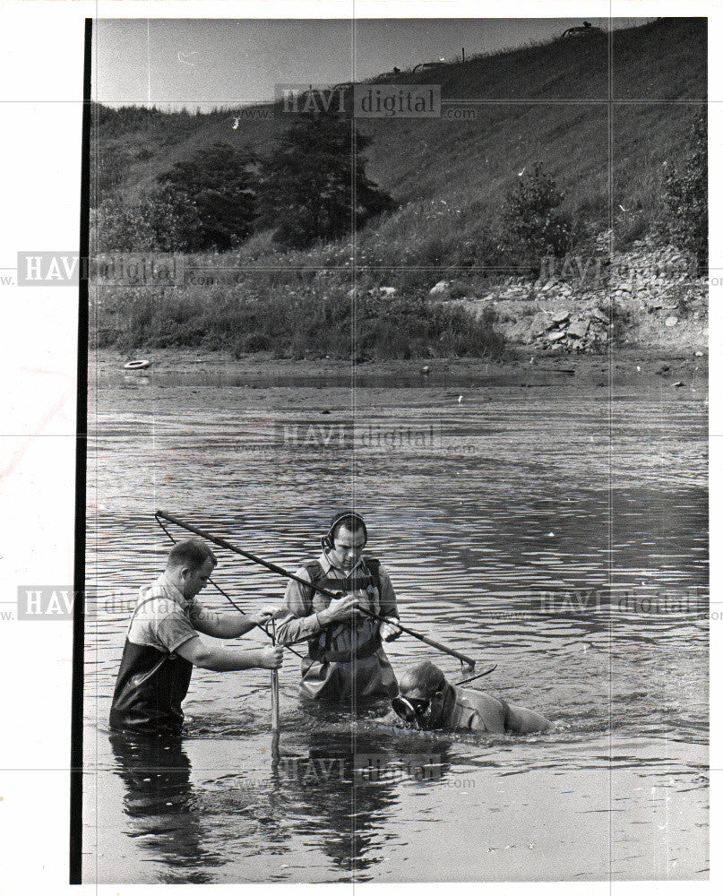 1989 Press Photo Ann Arbor River Police skindivers gun - Historic Images