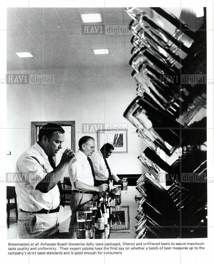 Press Photo beer taste breweries standards measure - Historic Images