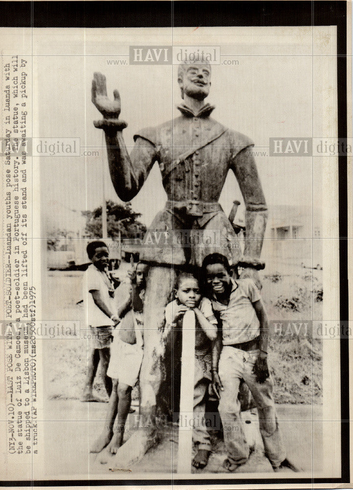 1975 Press Photo Luanda statue Luiz Camoes children - Historic Images