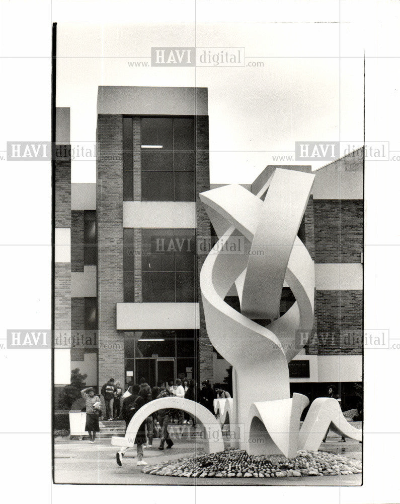 1986 Press Photo Andrews college Regeneration sclupture - Historic Images