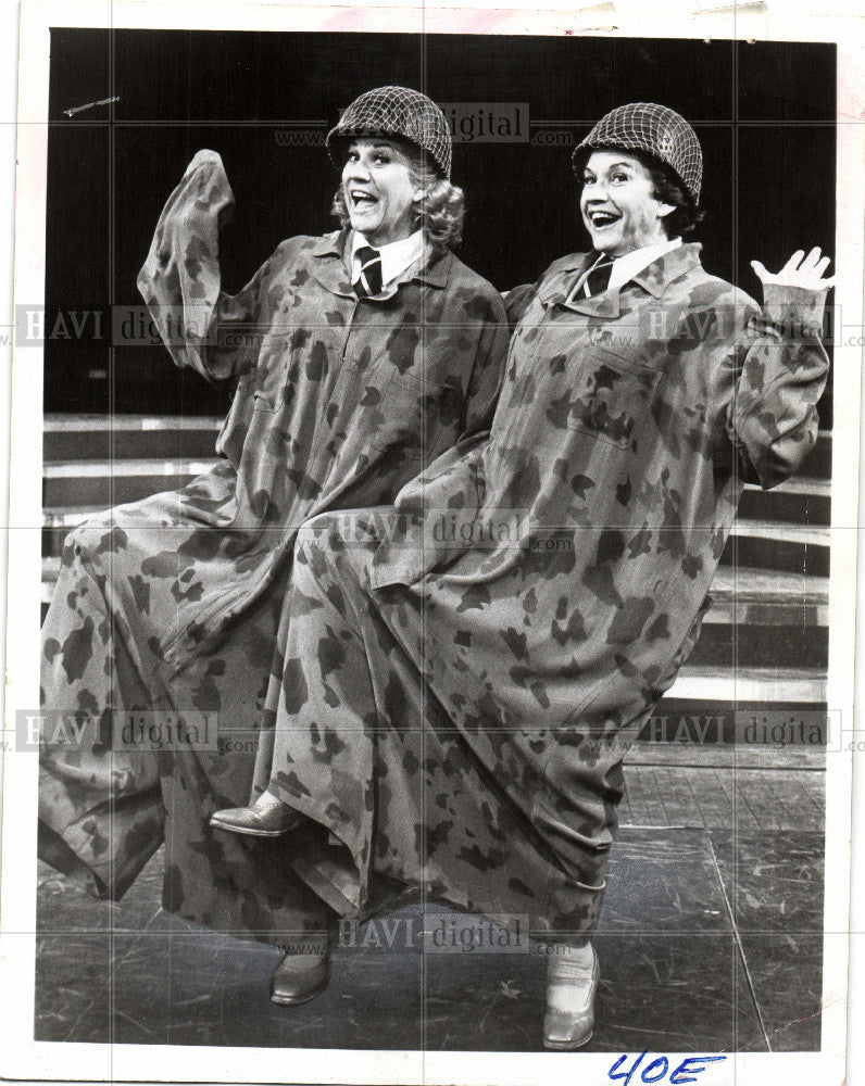 1974 Press Photo Patty and Maxene Andrews - Historic Images