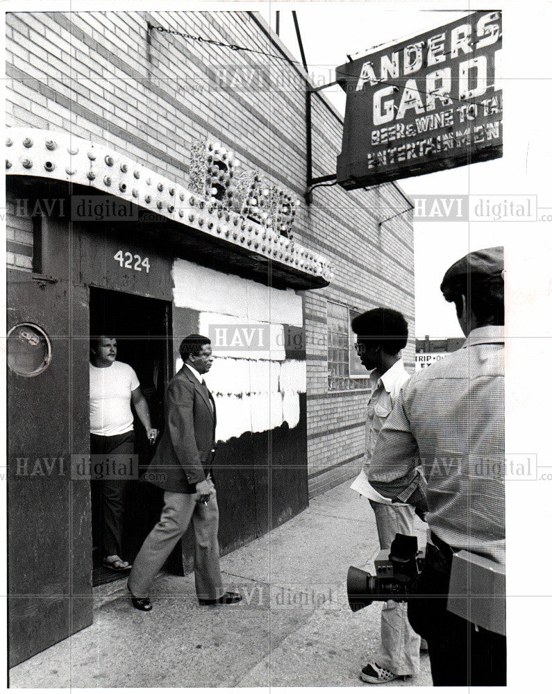 1977 Press Photo Police Hart raid Anderson's Garden - Historic Images