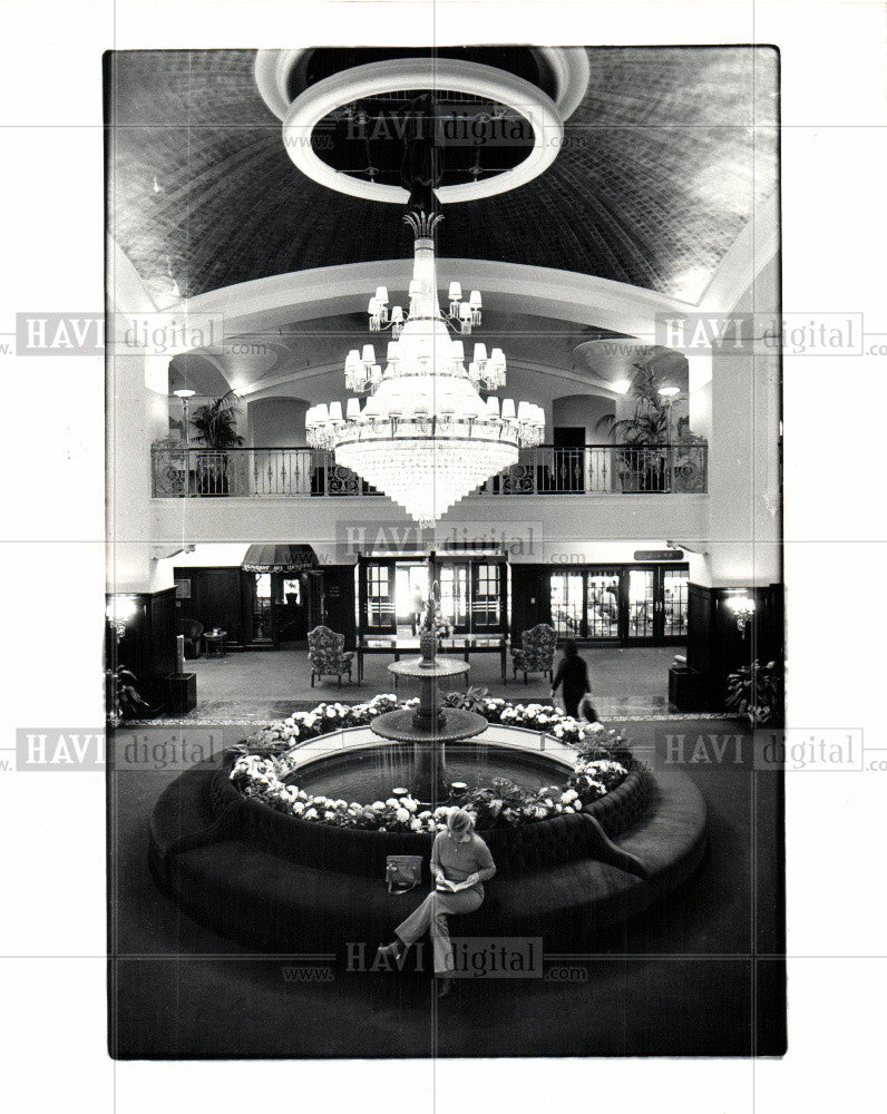 1992 Press Photo Grand Plaza lobby Grand Rapids, MI - Historic Images