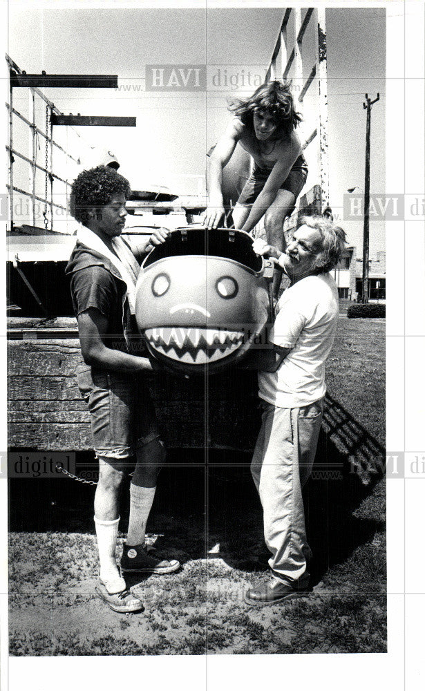 1982 Press Photo Amusement Park Whale Riders 1982 - Historic Images