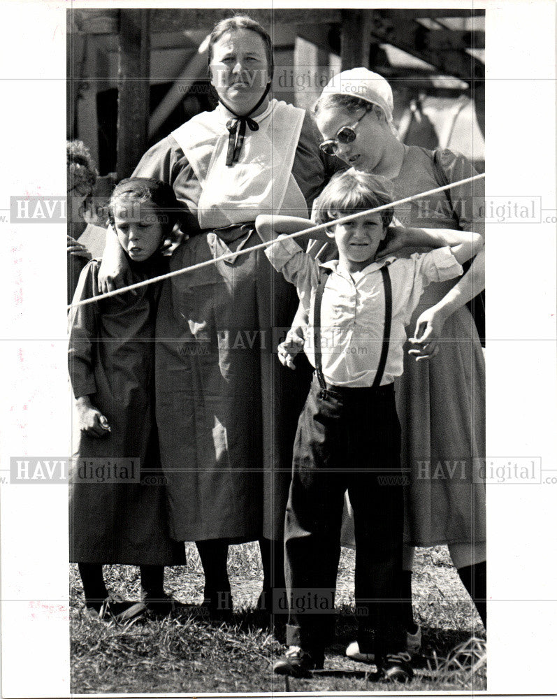 1983 Press Photo amish, barn raising, family - Historic Images