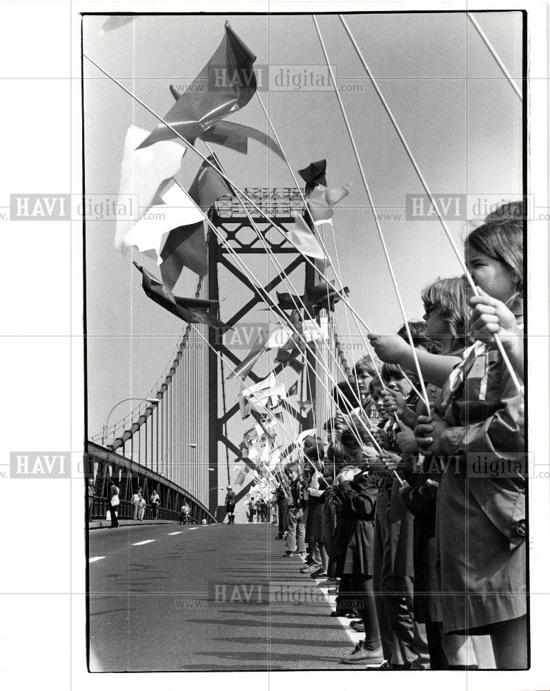 1980 Press Photo Ambassador Bridge Salute to Friendship - Historic Images