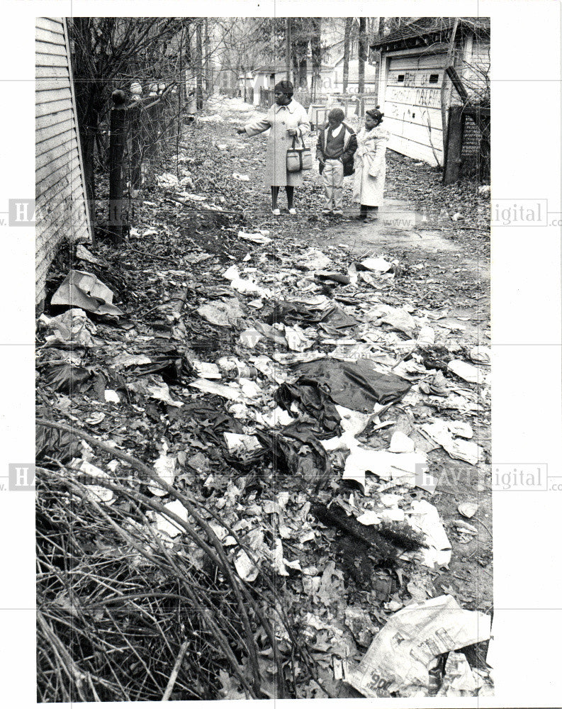 Press Photo Melvina Clark Kids Says 3 Weeks Trash - Historic Images