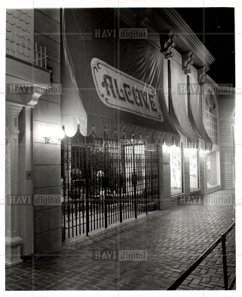 1976 Press Photo ALCOVE DRESS STORE - Historic Images