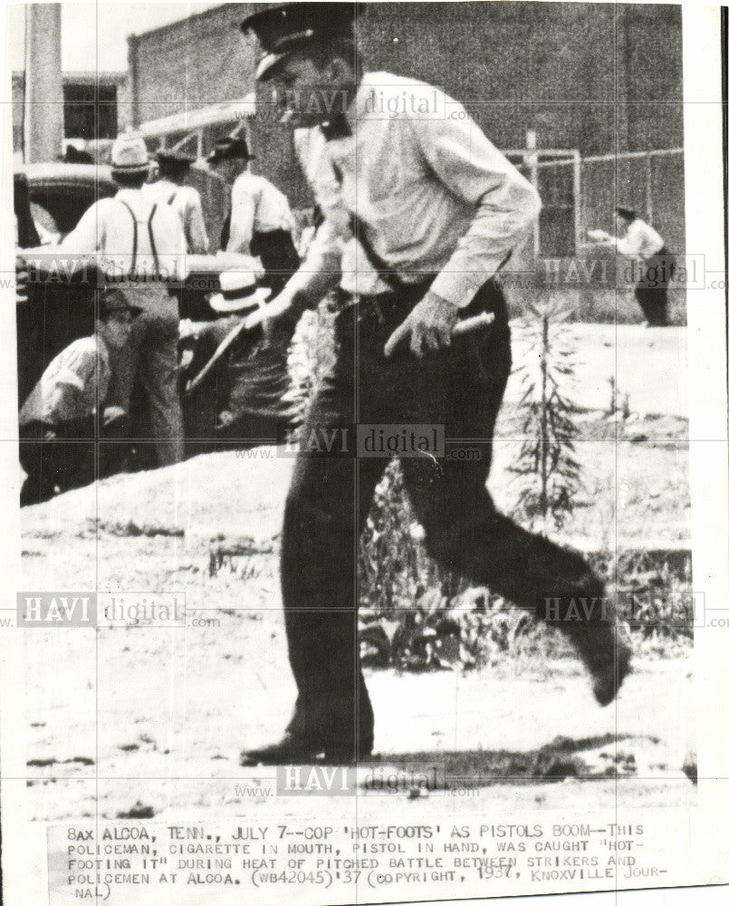 1937 Press Photo ALCOA strike 1937 policeman flees - Historic Images