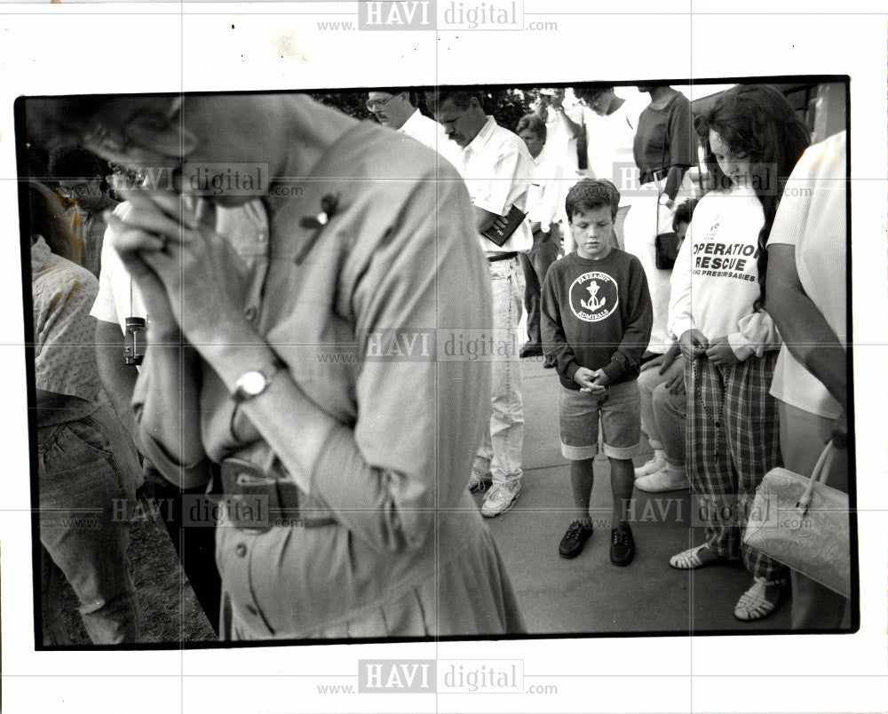 1992 Press Photo Abortion protest youngster praying - Historic Images