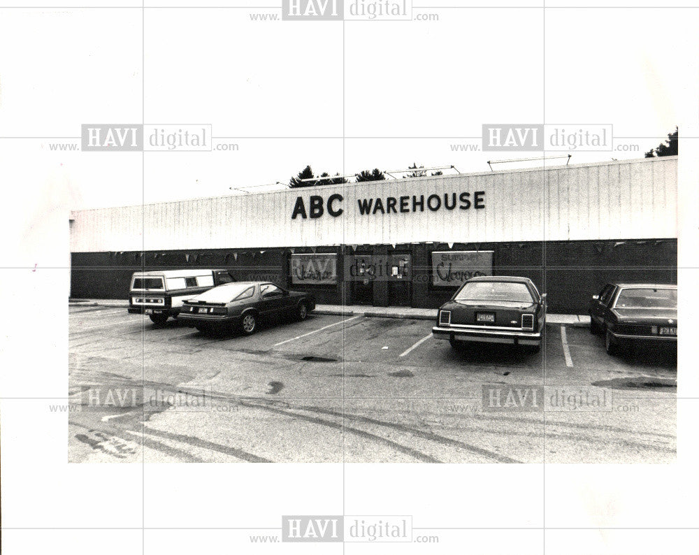 1987 Press Photo ABC Warehouse sue cousins Utica - Historic Images