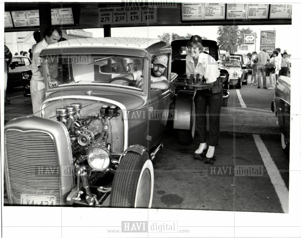 1985 Press Photo A&W Restaurants root beer Ontario - Historic Images