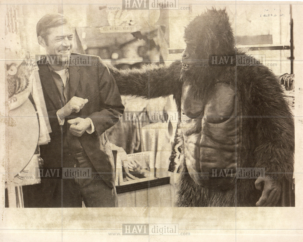 Press Photo Ape a gram costume telegram - Historic Images