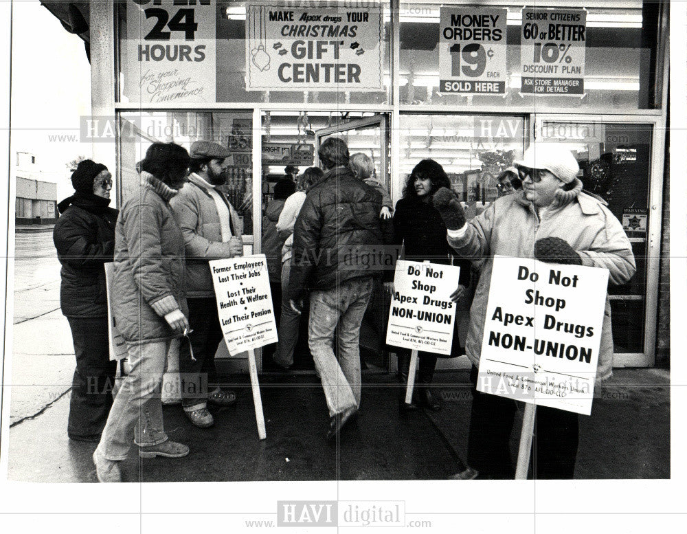 1982 Press Photo Apex Drugstores - Historic Images