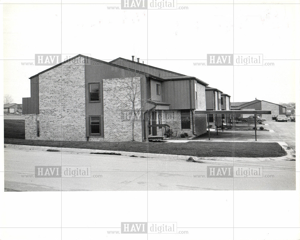 1979 Press Photo Apartment building carport detroit - Historic Images