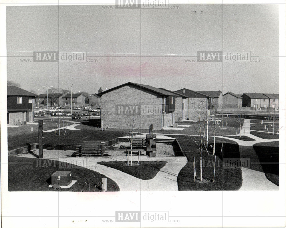 1975 Press Photo Detroit apartment townhouse - Historic Images