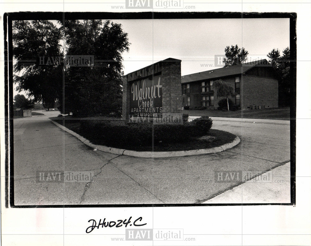 1998 Press Photo Walnut Creek sign Apartments - Historic Images