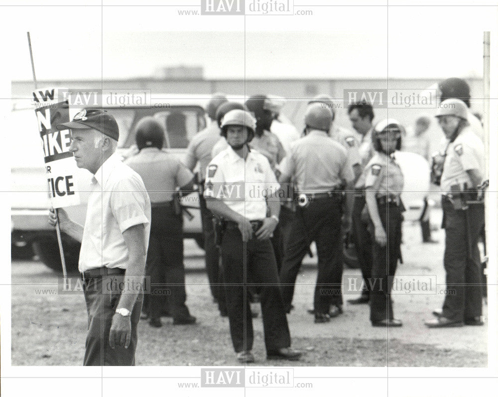 1984 Press Photo AP-Tool riot Walter Baker Toledo - Historic Images