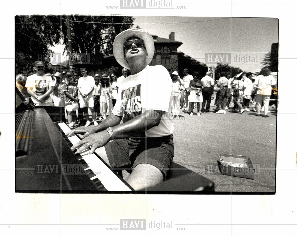 1991 Press Photo Art Festival - Historic Images