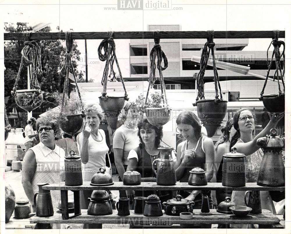 1974 Press Photo Ann,Arbor,street,fair,artists,michigan - Historic Images