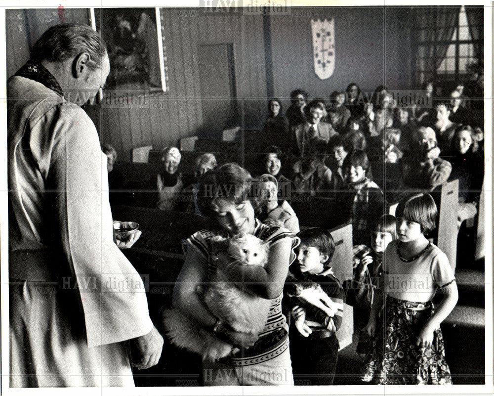 1976 Press Photo John Albrecht Blessing Animals - Historic Images