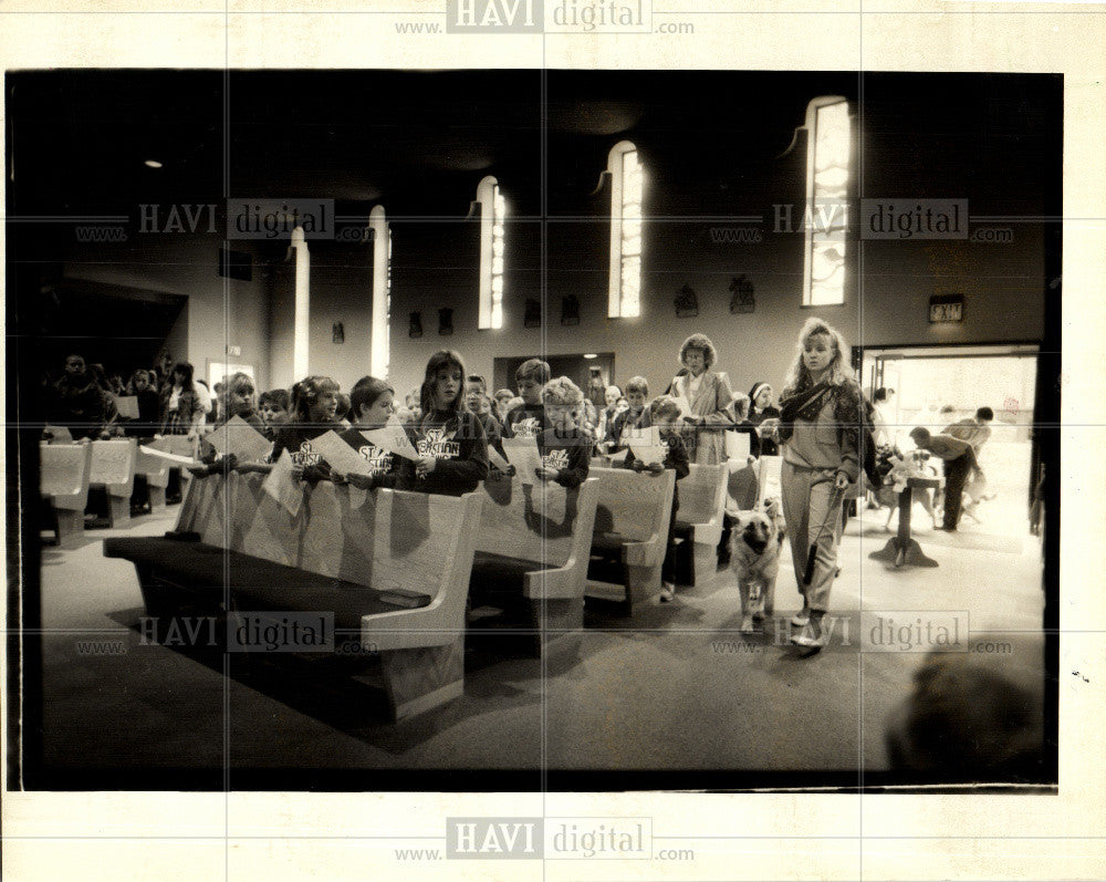 1988 Press Photo Rev James Henning animal Blessing stud - Historic Images