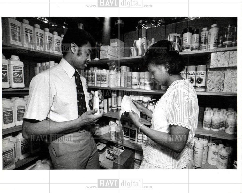 1980 Press Photo Hughley basement Amway Products - Historic Images