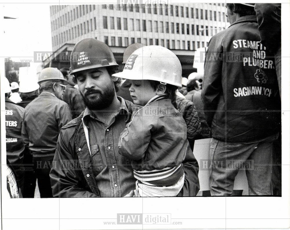 1980 Press Photo Greg Mike Dean Amway Demonstration - Historic Images