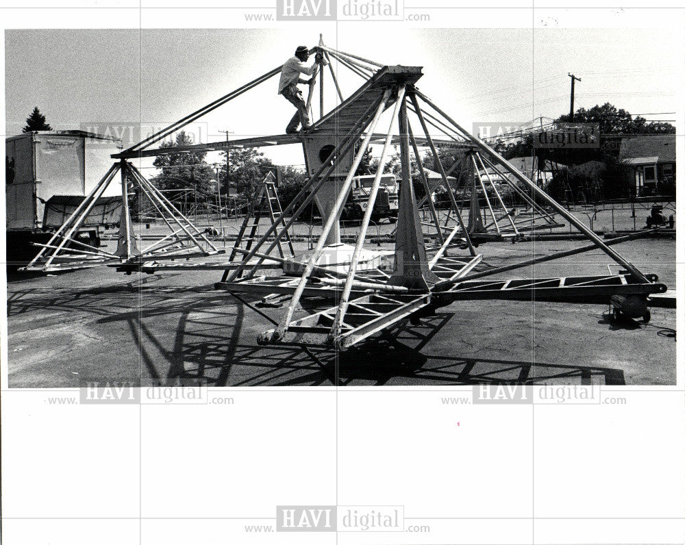 1982 Press Photo Amusement Park Max Jackson Painting - Historic Images