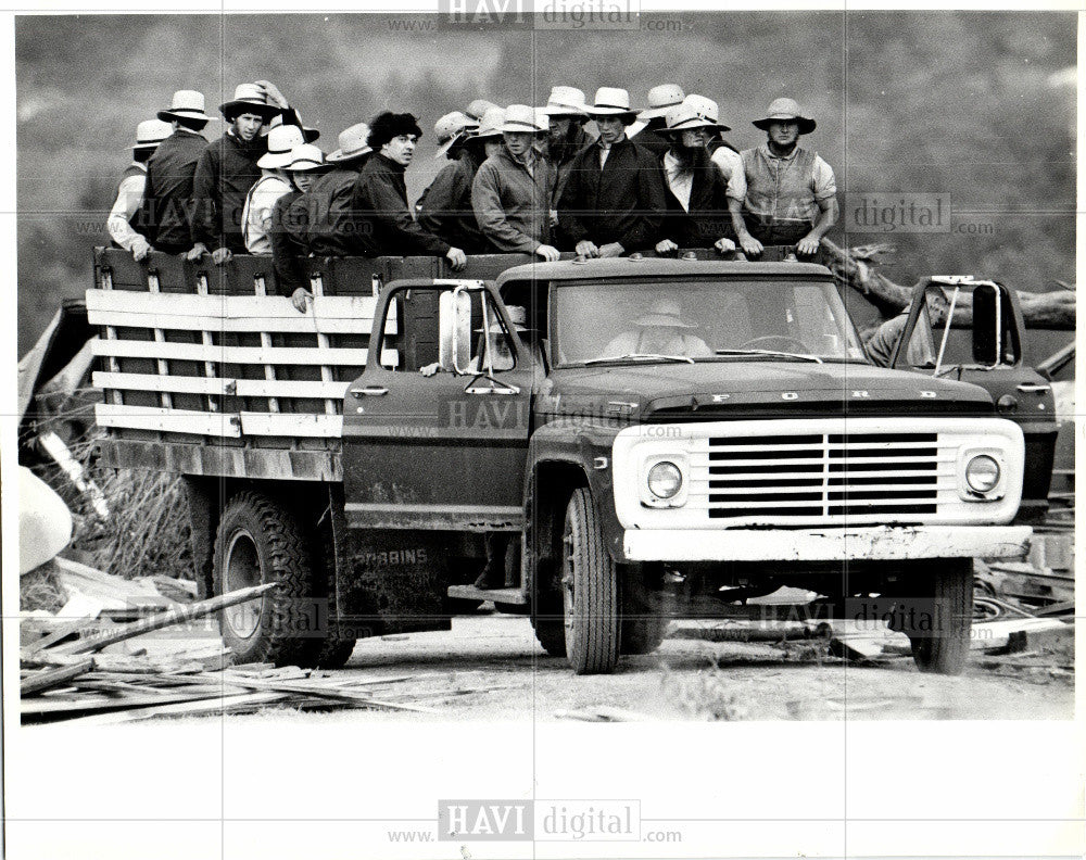 1985 Press Photo Truck carrying lots of amish people - Historic Images