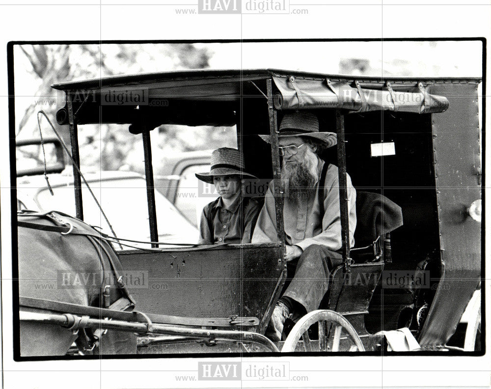 1985 Press Photo kid rides horse carriage with older ma - Historic Images