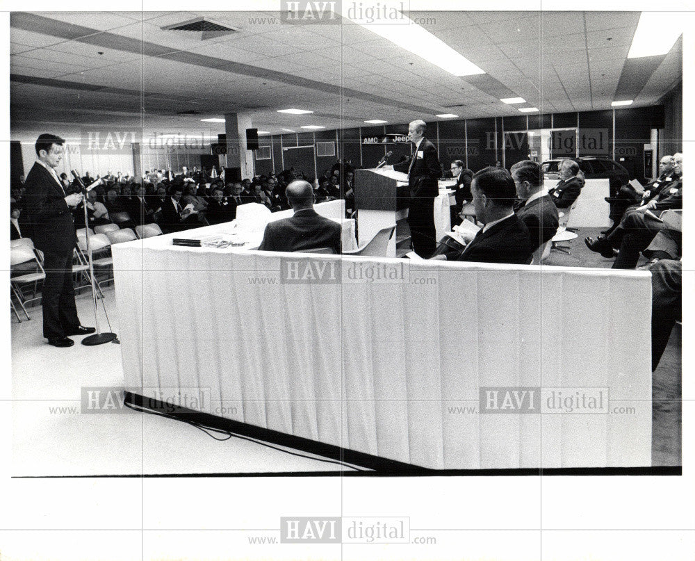 1973 Press Photo Roy Chapin Harry Korba AMC Stockholder - Historic Images