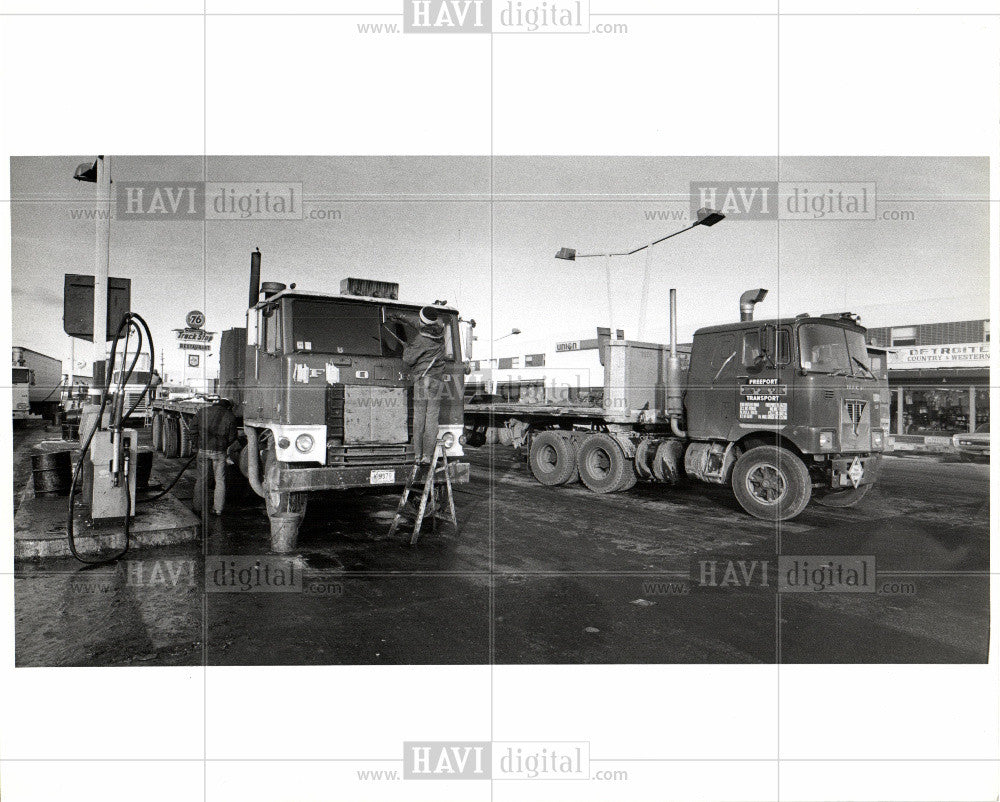 Press Photo Ford Semi Fueling Flatbed - Historic Images