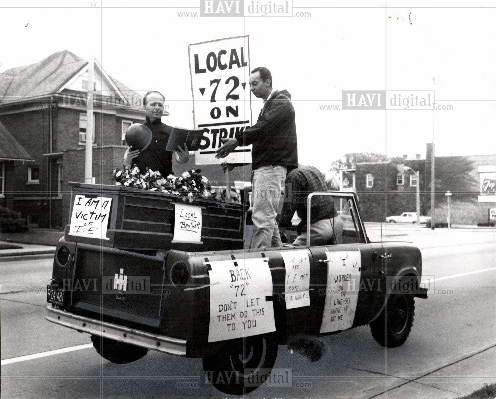 1965 Press Photo American Motors Strike coffin - Historic Images