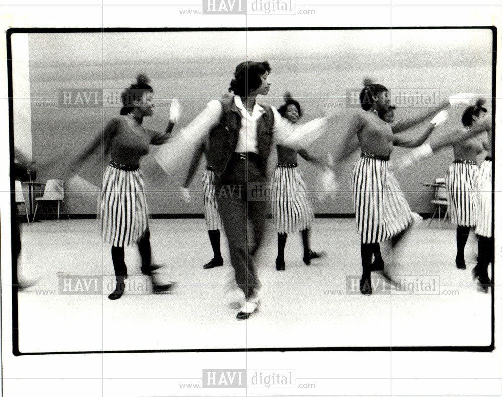 1984 Press Photo Dance company rehearsal tap dancing - Historic Images