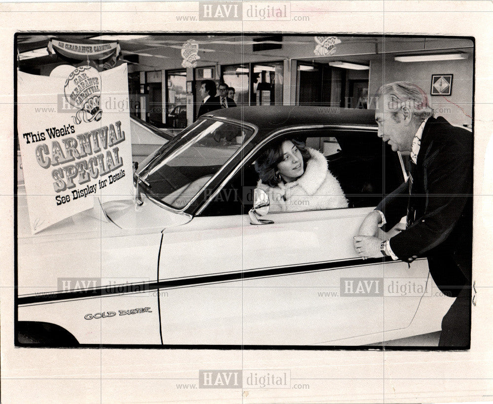 1975 Press Photo Dealership Autombile Car Sells Retail - Historic Images