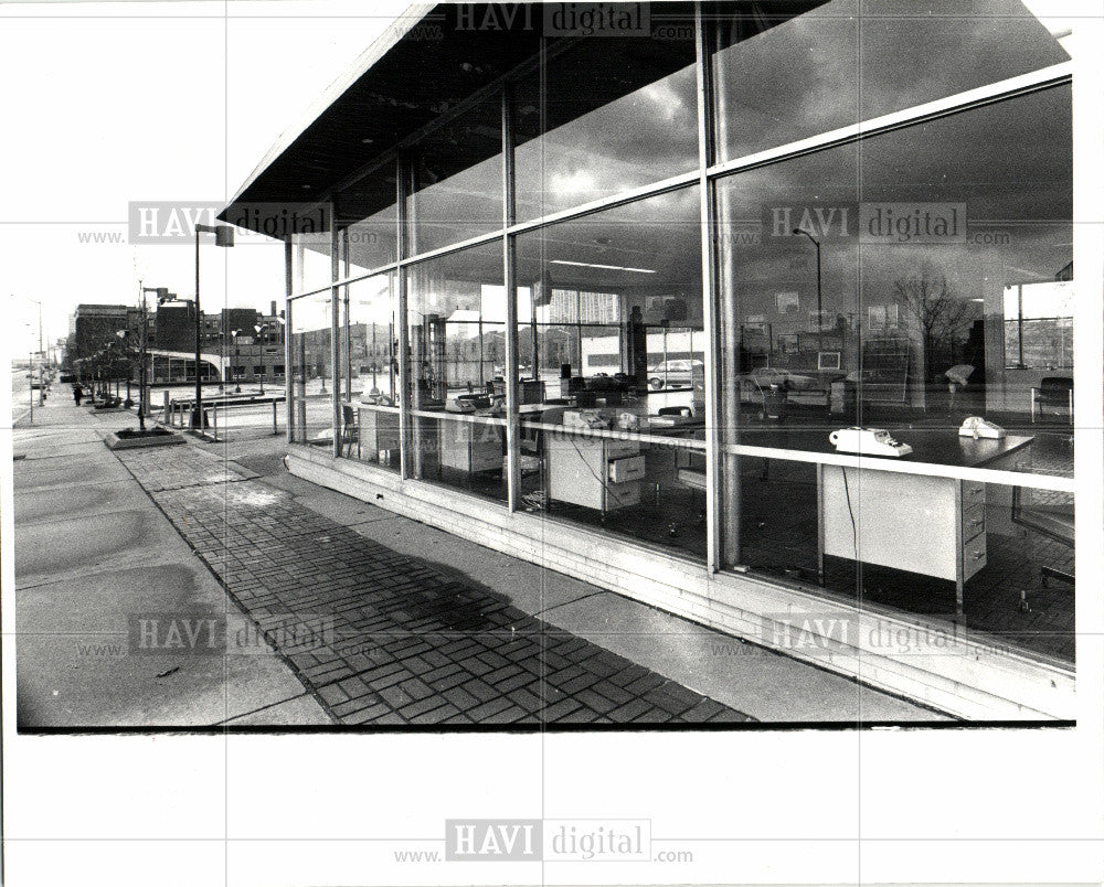 1982 Press Photo Detroit car showrooms empty - Historic Images