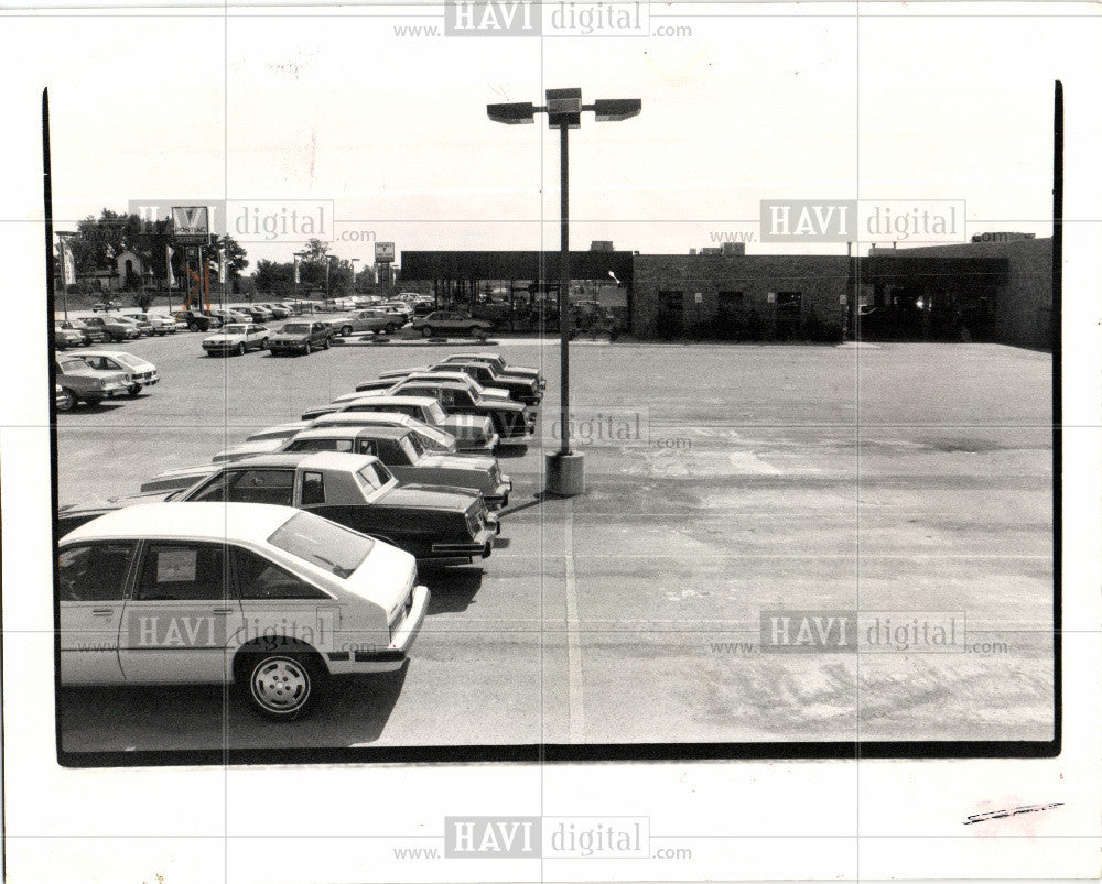 1983 Press Photo auto dealership sale discount - Historic Images