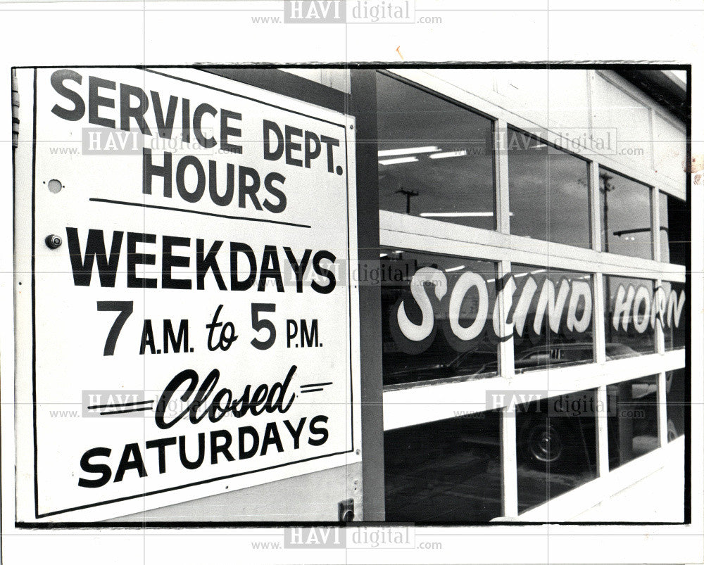 1982 Press Photo Automobile dealership saturday - Historic Images