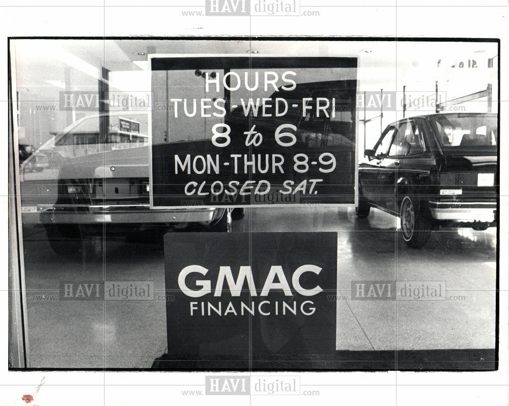 1982 Press Photo car dealership sign hours automobile - Historic Images