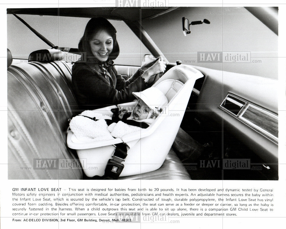 1977 Press Photo auto seat GM child safety Live Seat - Historic Images