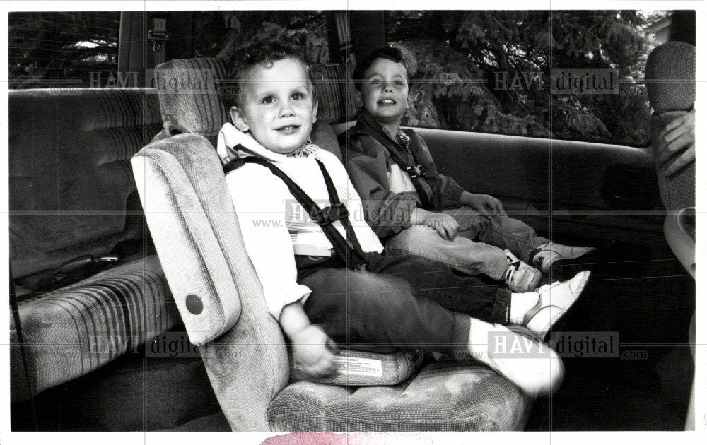 1992 Press Photo automobile child safety seat Chrysler - Historic Images