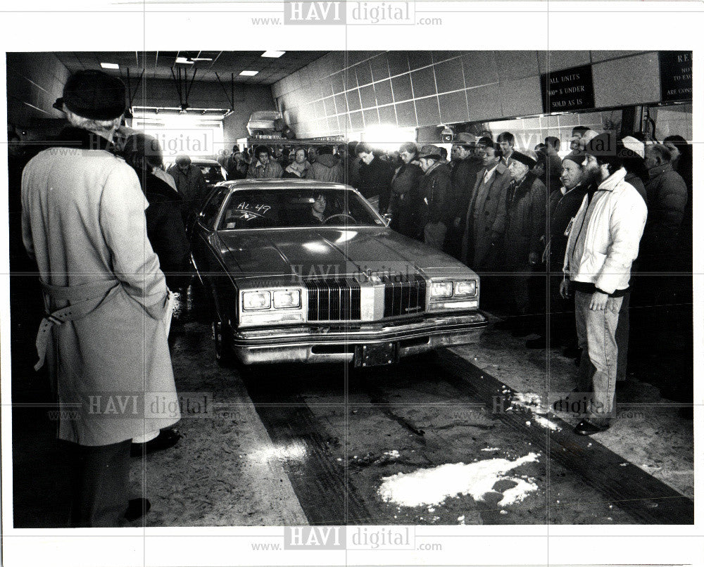 1982 Press Photo automobile auction lane - Historic Images