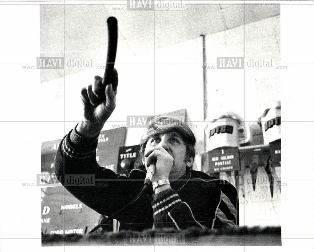 1982 Press Photo Auctioneer Lynn Settler bidder drops - Historic Images