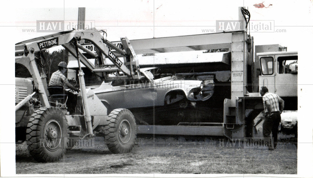 1971 Press Photo Automobile Junkyard - Historic Images