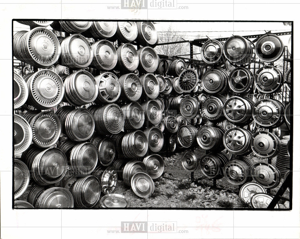 1980 Press Photo Automobile Hubcap - Historic Images