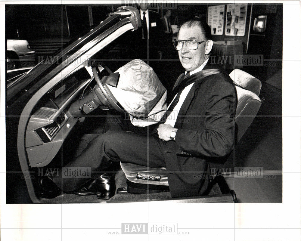 1989 Press Photo GM president Robert Stempel air bag - Historic Images