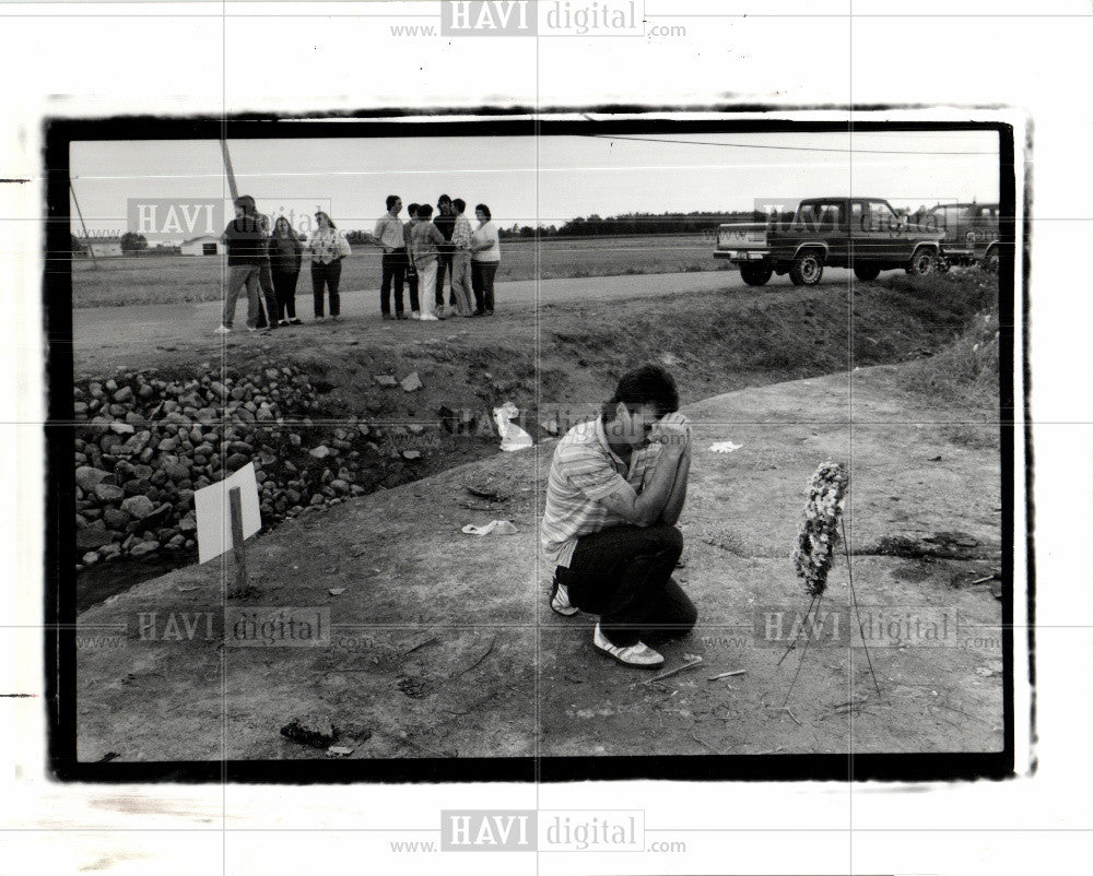 1990 Press Photo kim coleman,accident site,Lansing,1990 - Historic Images