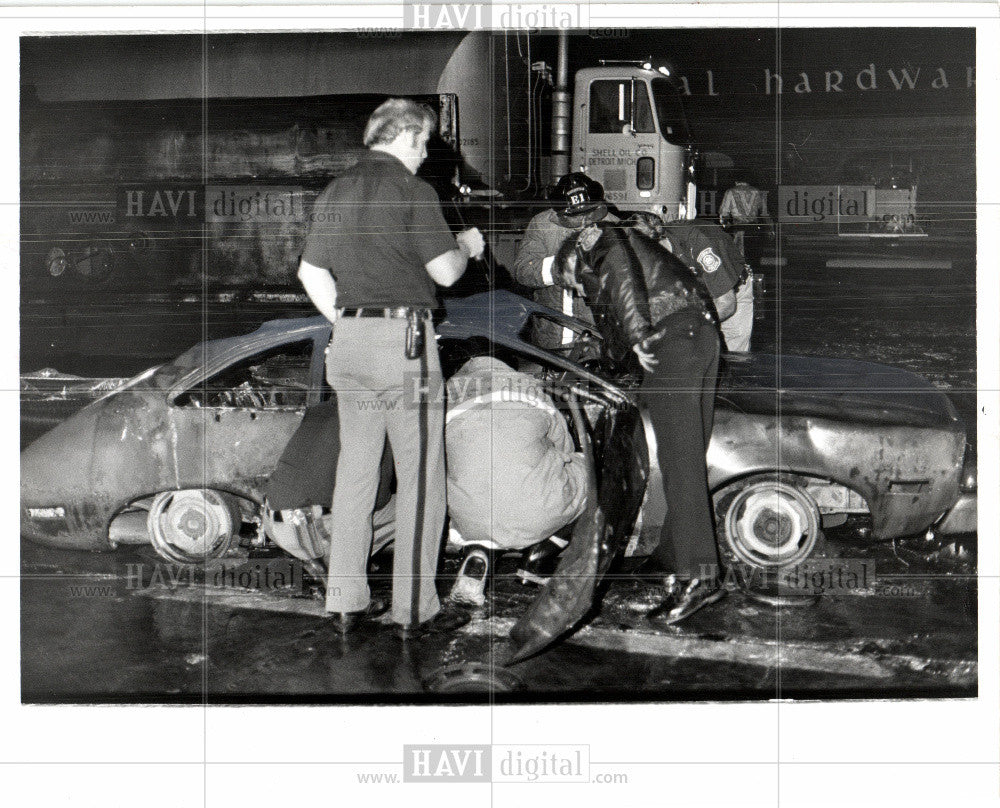 1977 Press Photo Automobile accident Troy Hilton - Historic Images