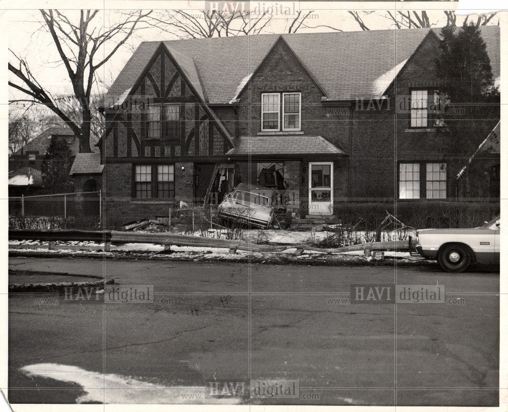 1972 Press Photo car drives into a house - Historic Images